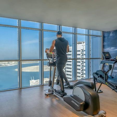 Hotel Pullman Schardscha Exterior foto A man using a cross trainer