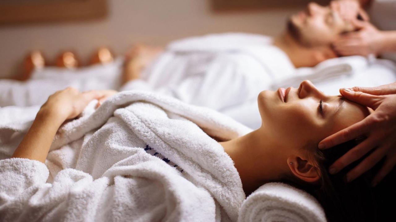 Hotel Pullman Schardscha Exterior foto A woman receiving a spa treatment