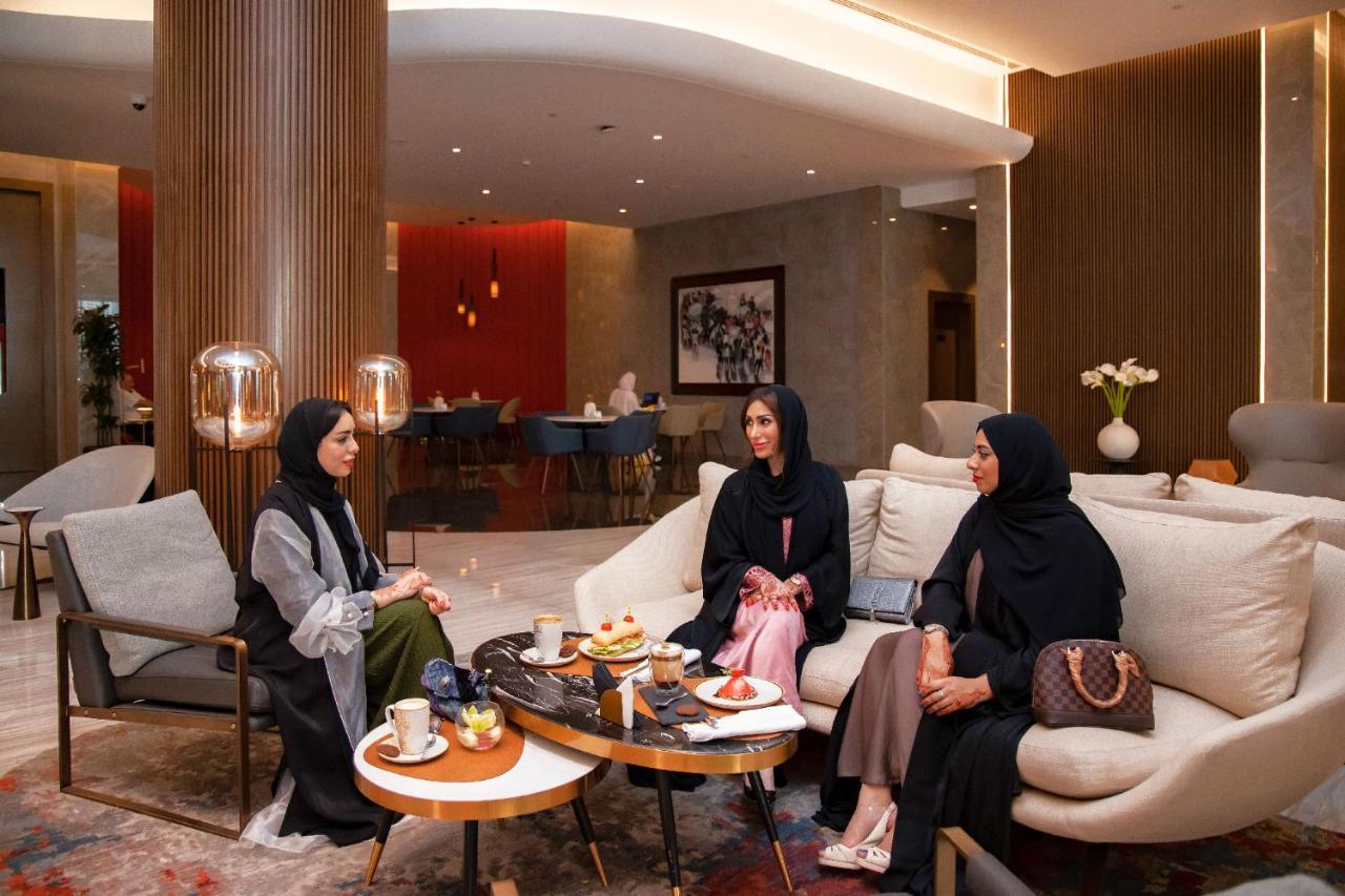 Hotel Pullman Schardscha Exterior foto Arab women in Dubai wearing the abaya