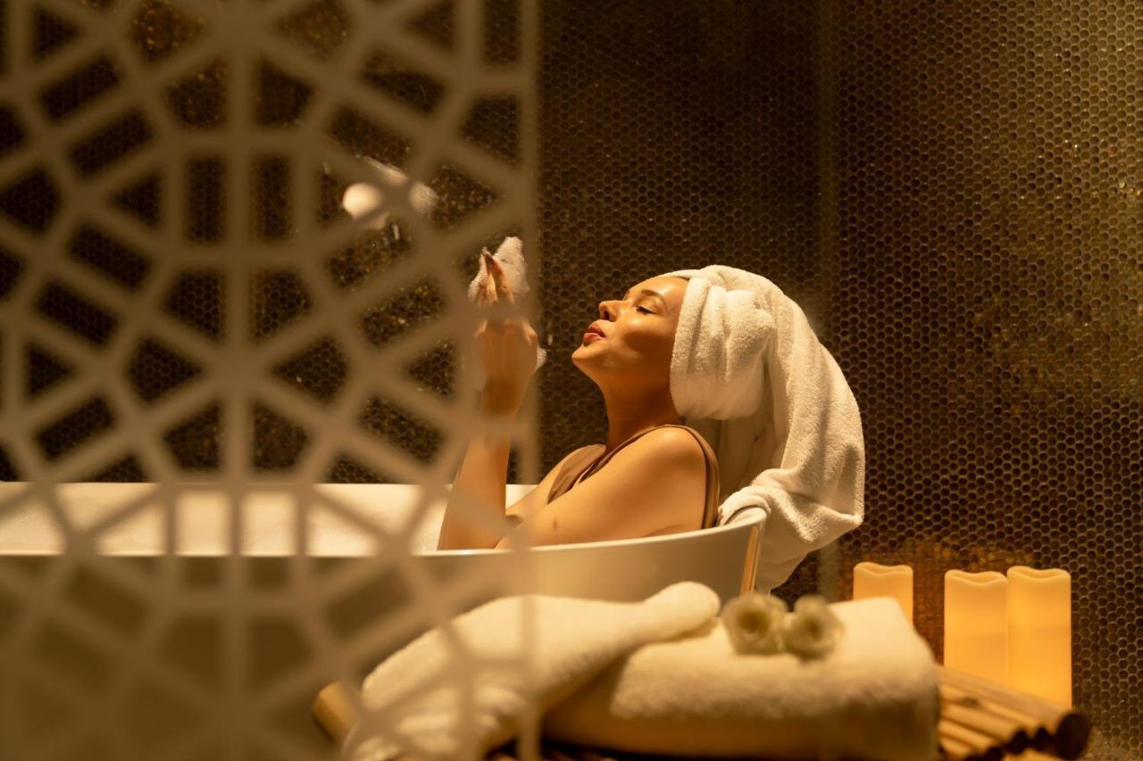 Hotel Pullman Schardscha Exterior foto A woman in a spa