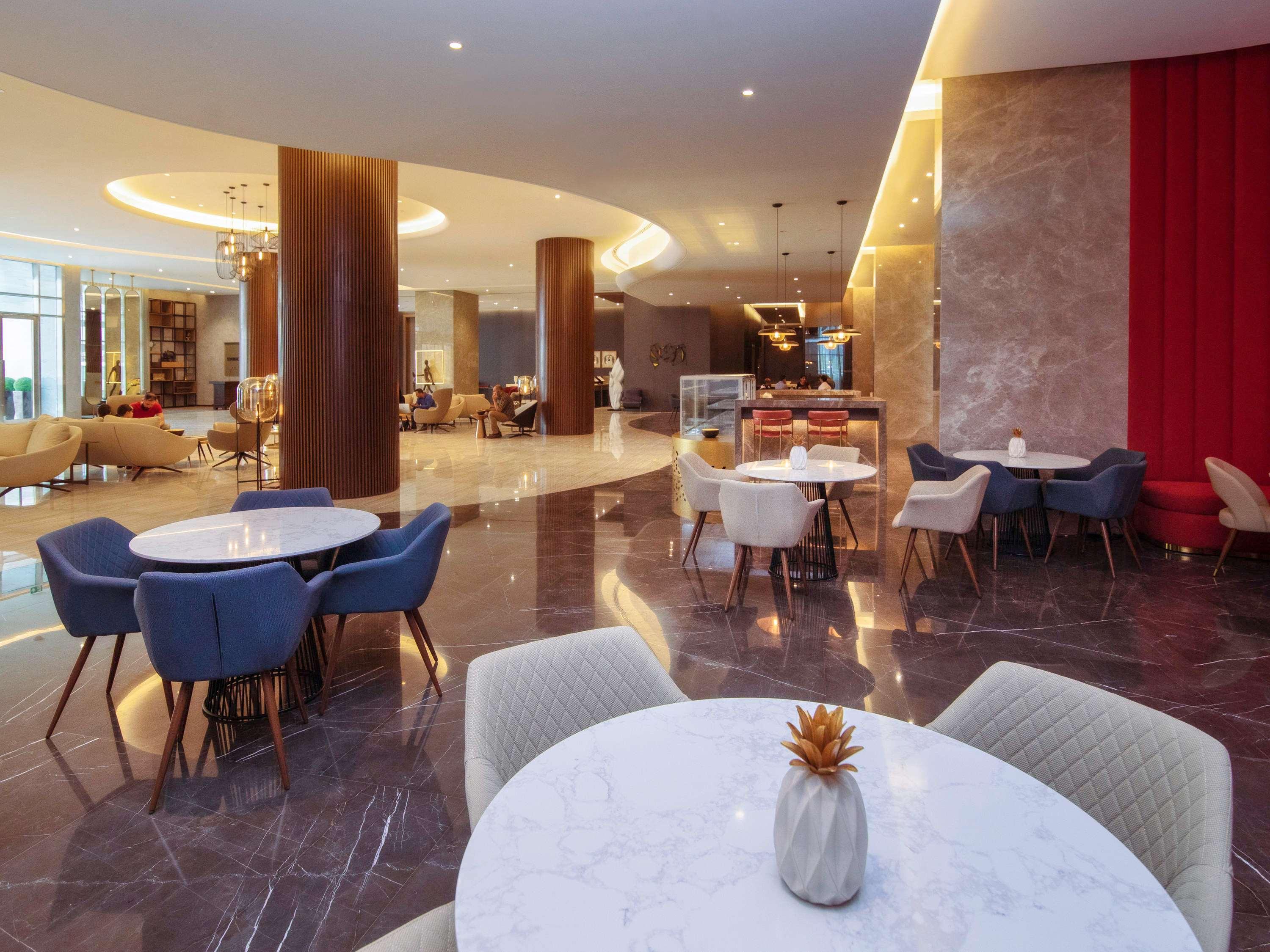 Hotel Pullman Schardscha Exterior foto Lobby