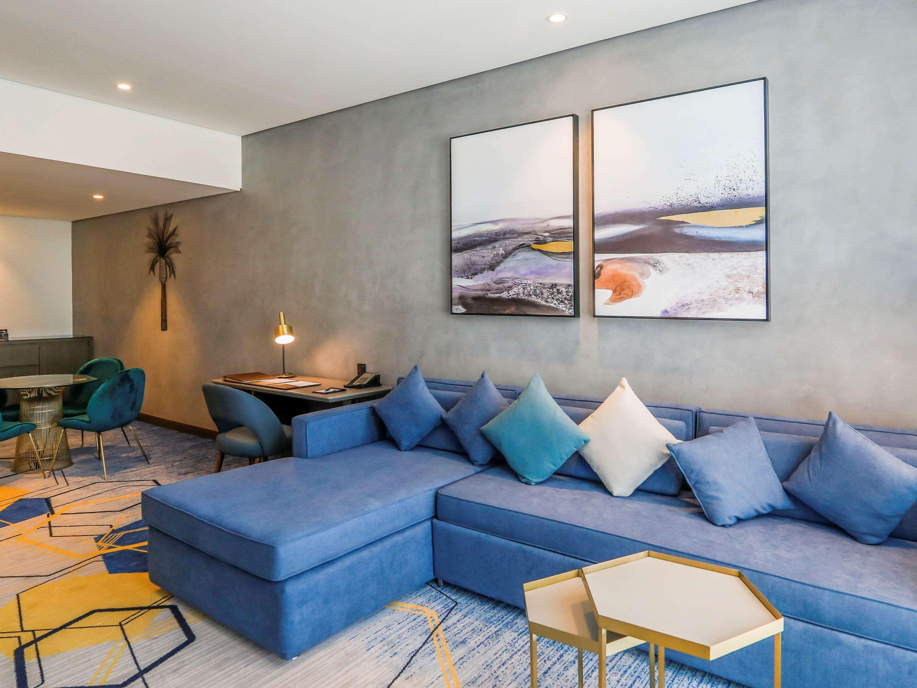 Hotel Pullman Schardscha Exterior foto A living room at the hotel