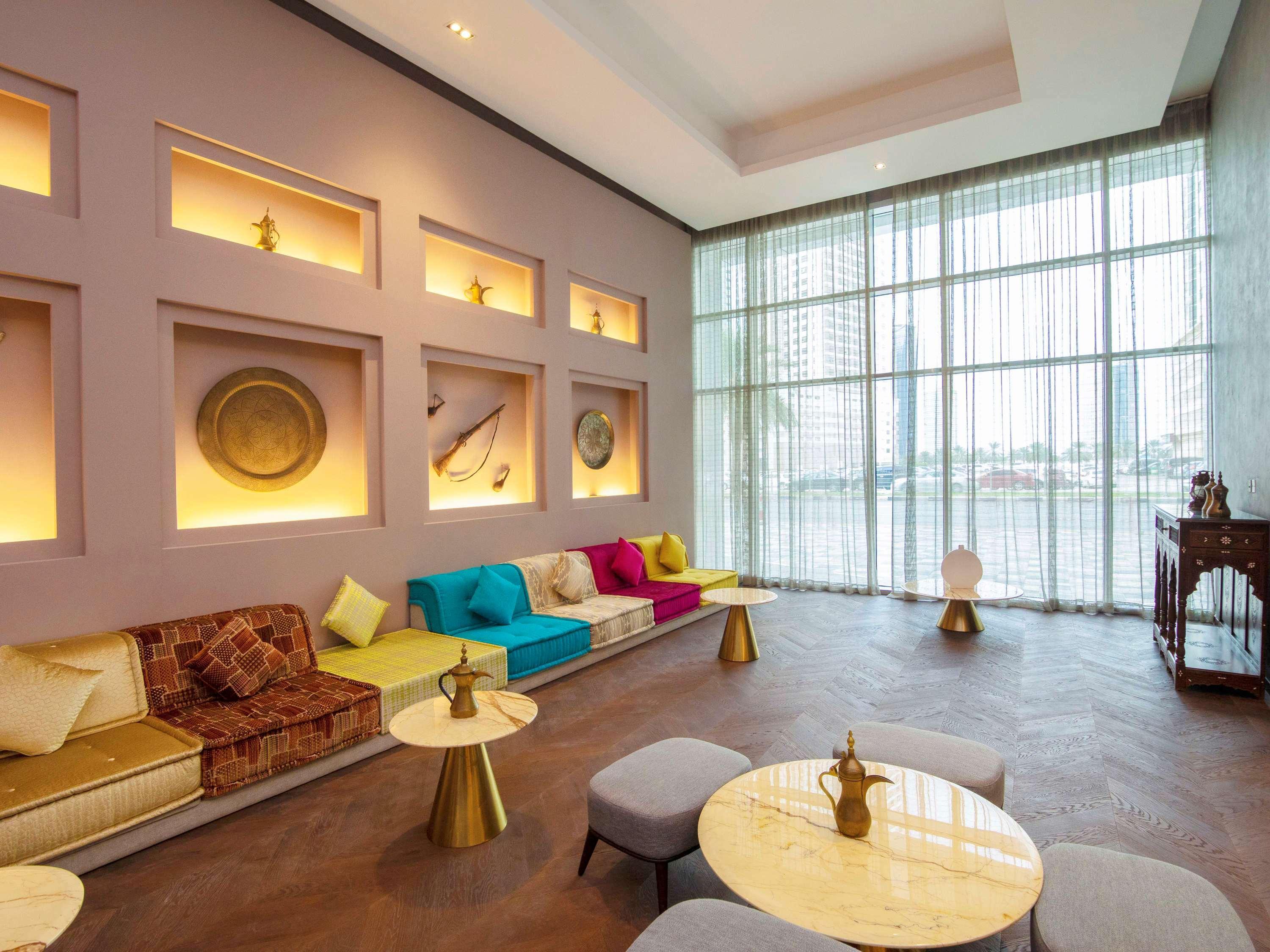 Hotel Pullman Schardscha Exterior foto The lounge at the airport