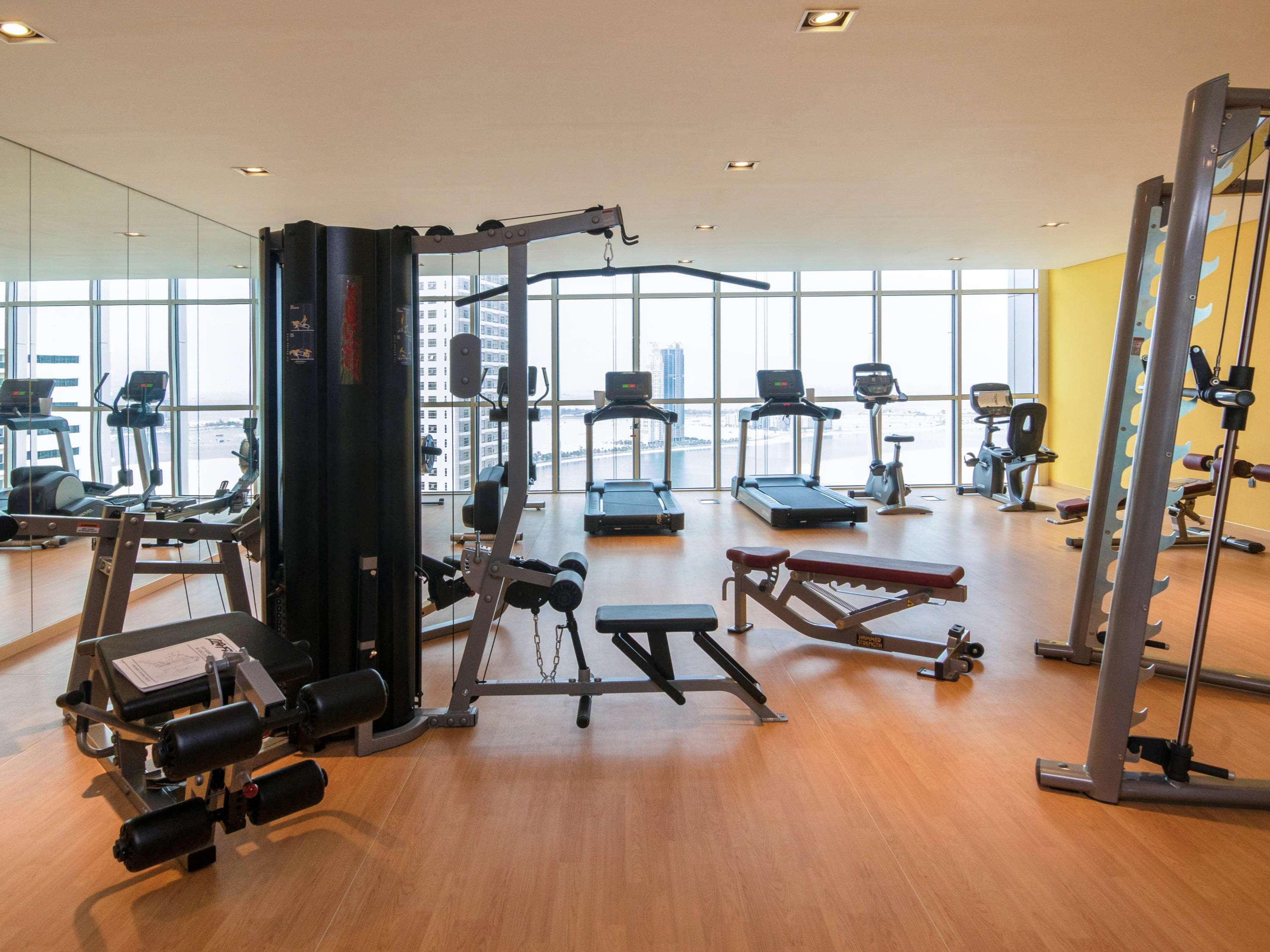 Hotel Pullman Schardscha Exterior foto A gym in a hotel